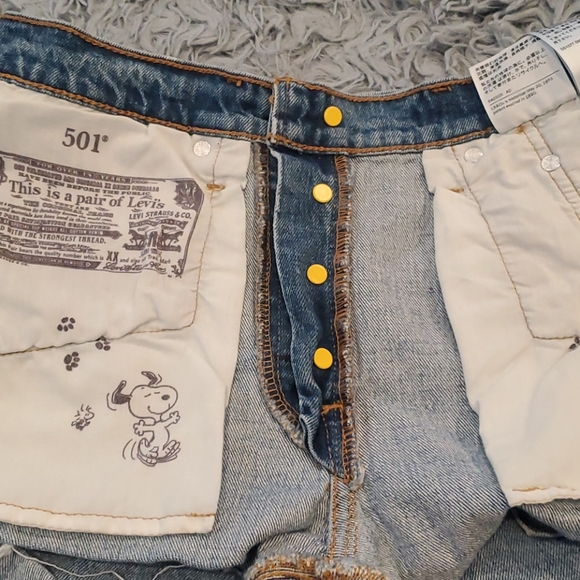 Levis Yellow tag Snoopy Shorts - Picture 7 of 8